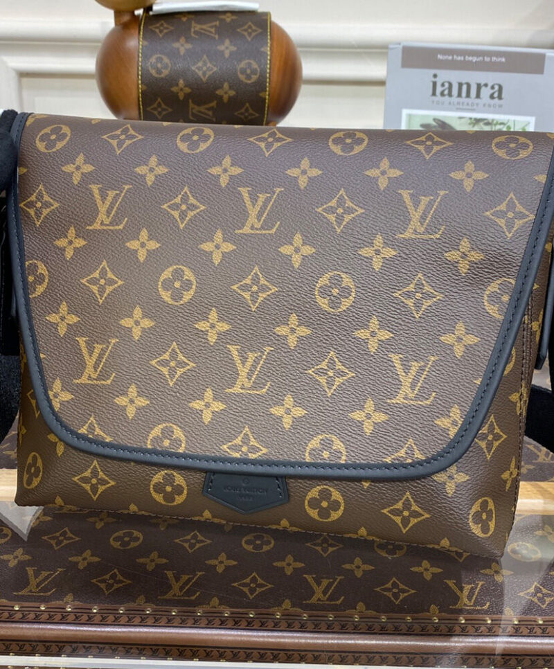 Louis Vuitton Magnetic Messenger M45557 Brown